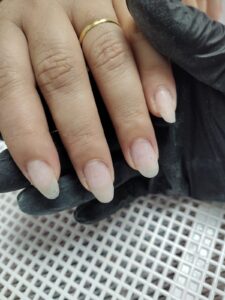 Unhas de Gel Enfraquecem as Naturais? A Verdade Definitiva - Barbara Bressan Nail Designer
